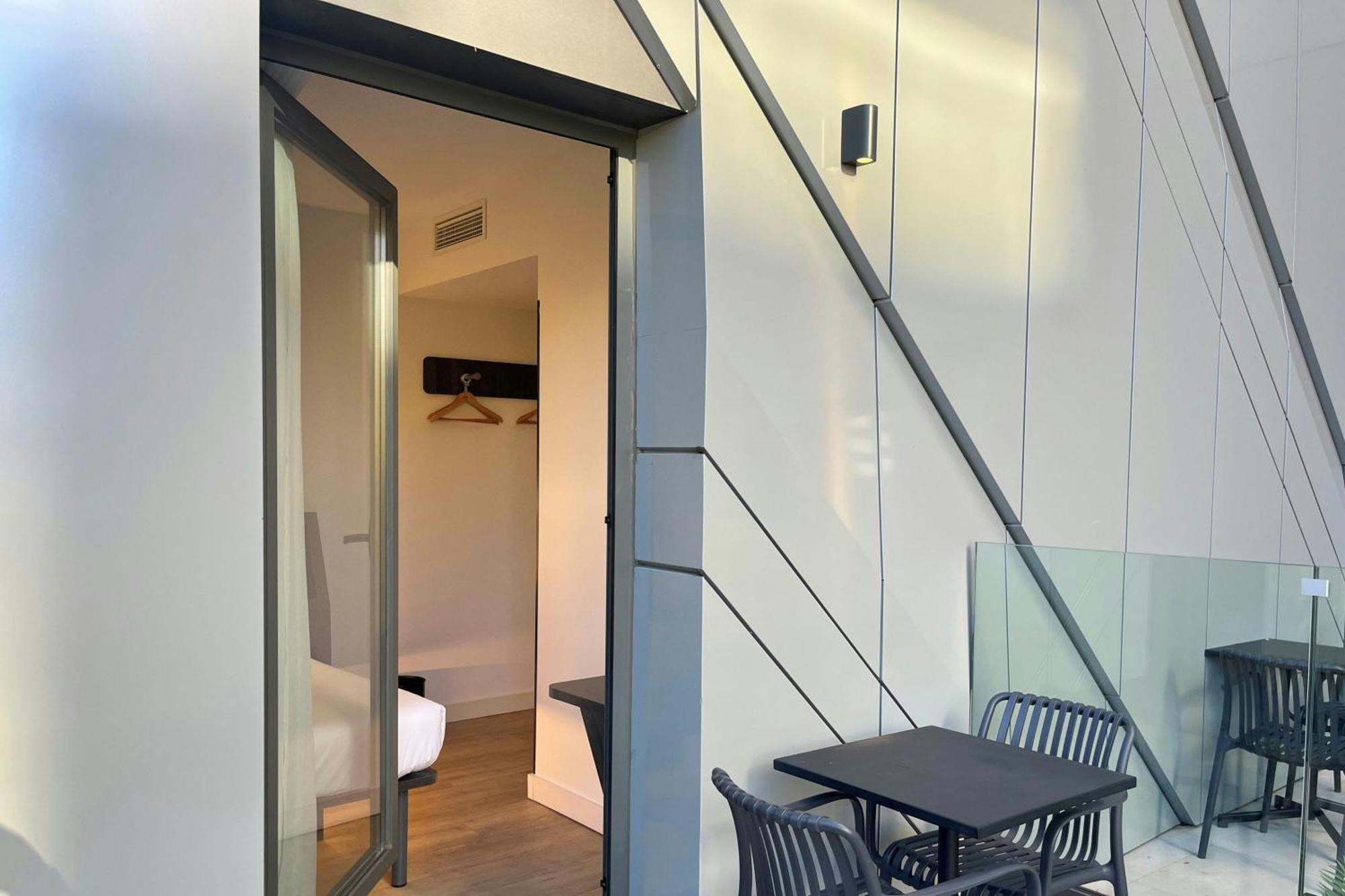 Standard Zimmer mit Queensize-Bett, Terrasse und Stadtblick